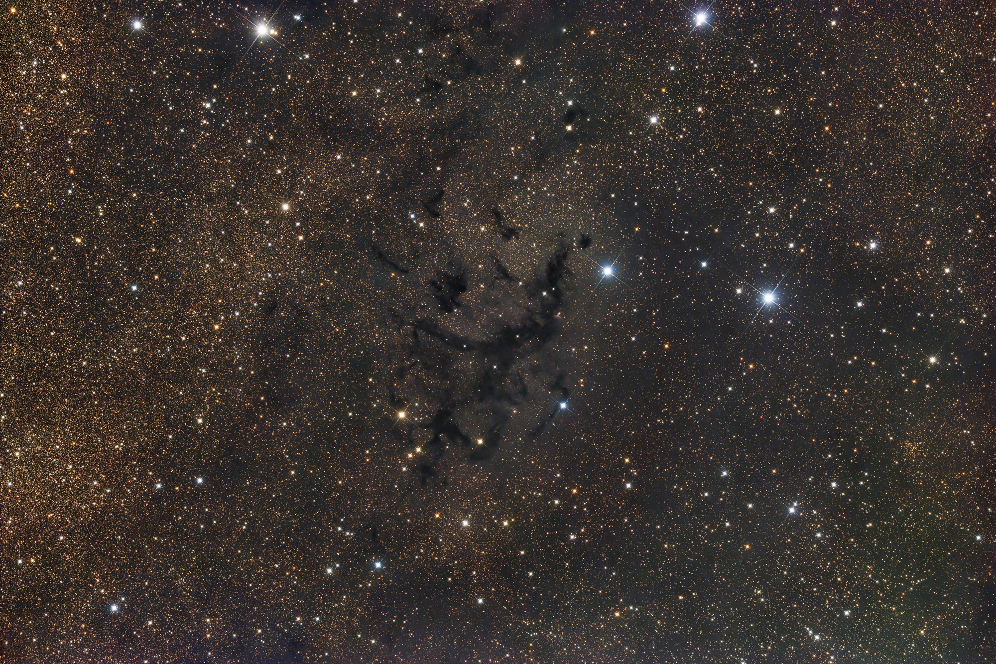 Lynds Dark Nebula (LDN673) ist ein Molekülwolkenkomplex im Sternbild Adler (Aquila), im sogenannten Aquila Rift